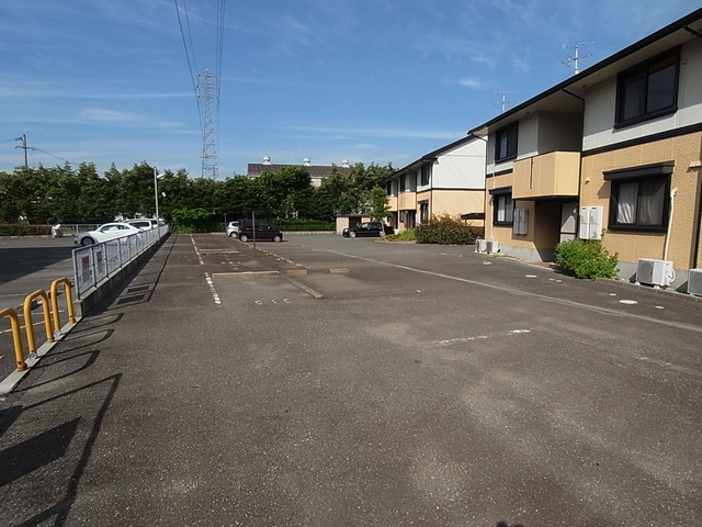 駐車場　敷地内に駐車場有ります。