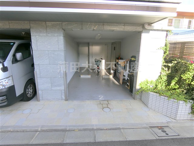 駐車場　敷地内屋根付き平置き駐車場　空き状況等詳細はお問合せください