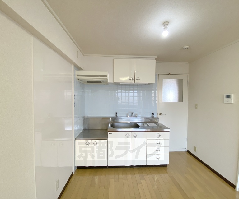 キッチン　収納たっぷりのキッチンです。