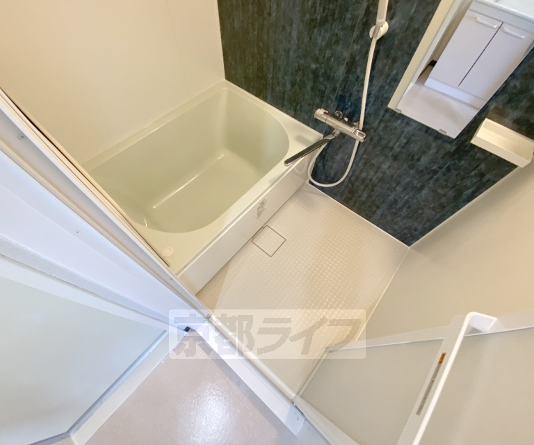 バス・シャワールーム　アクセントパネルがお洒落な浴室です。