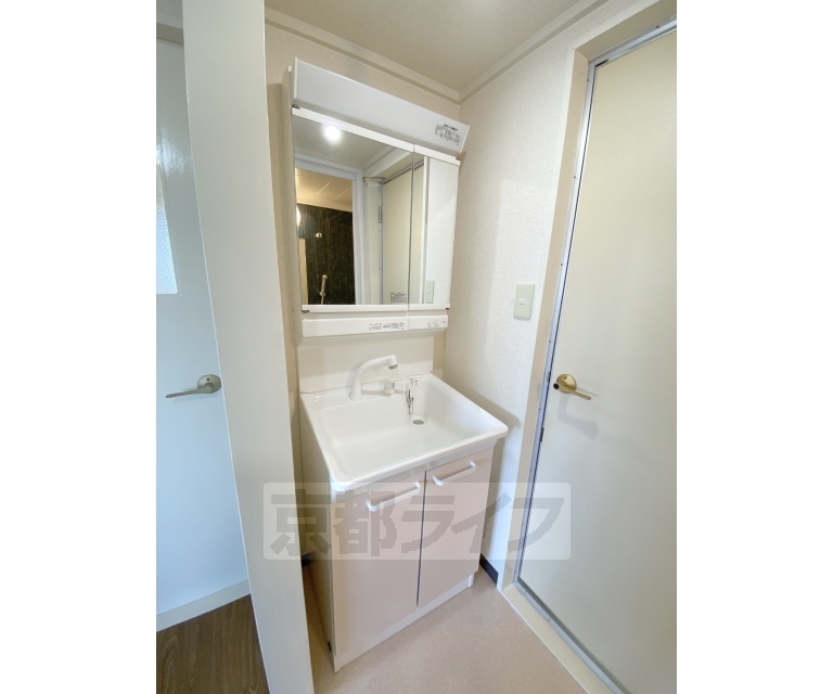 洗面設備　独立シャワー洗面台です。