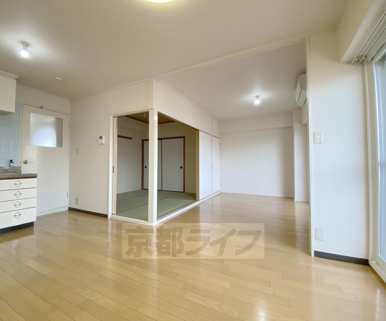 居室・リビング　わんちゃん、ねこちゃんと一緒に住める角部屋のお部屋です...