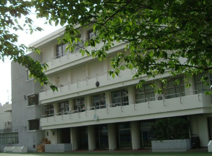 小学校　港区立青山小学校（小学校）まで415m