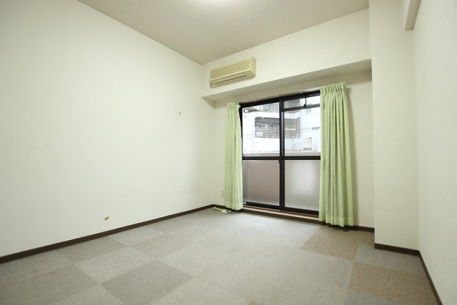 居室・リビング　同物件別号室のものです。