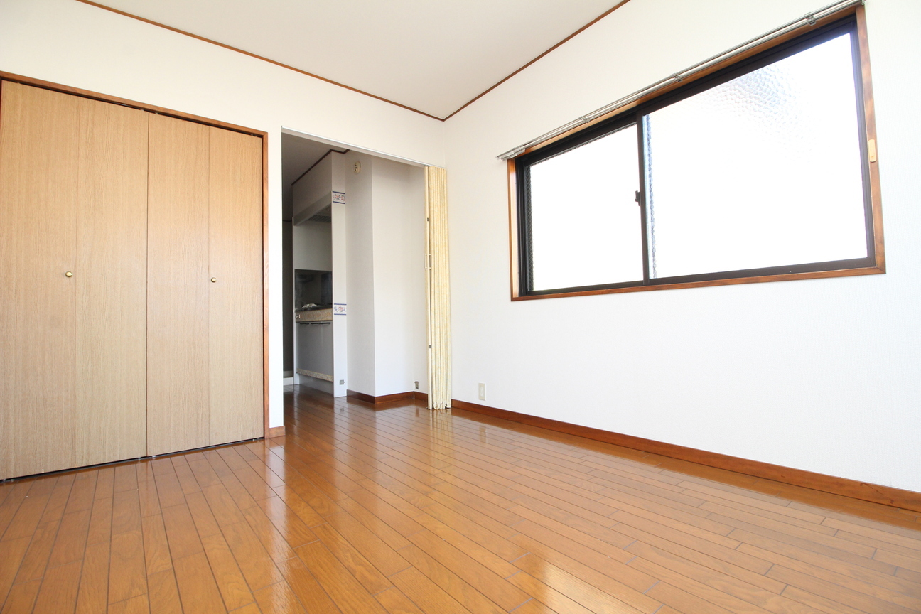 居室・リビング　☆２階の角部屋なので窓が多くて明るいです☆