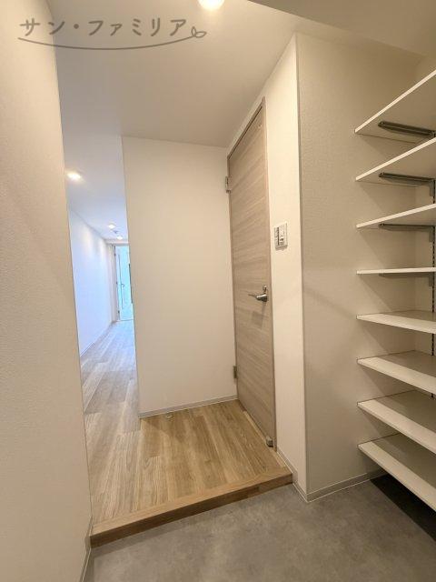 玄関　同一物件別部屋写真