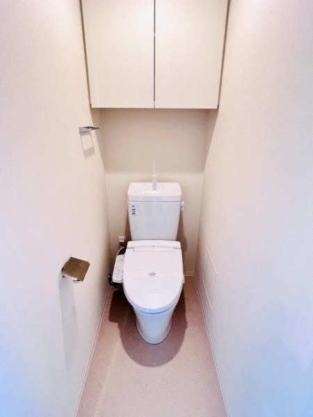 トイレ　落ち着いた色調のトイレです