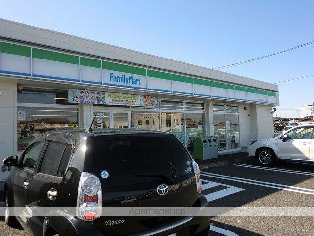 コンビニ　ファミリーマート（コンビニ）まで1100m