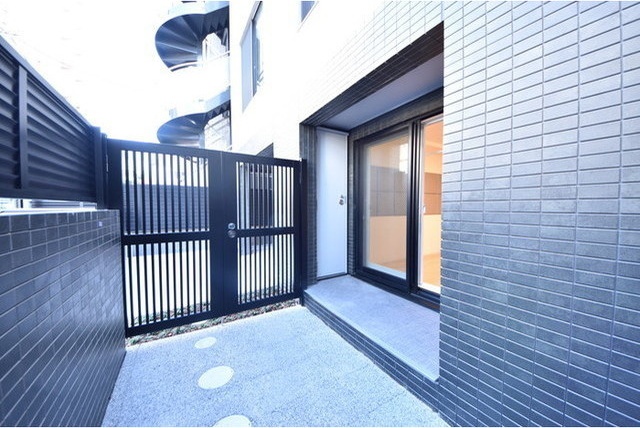 庭　1階部分はテラス(周辺庭)となります。