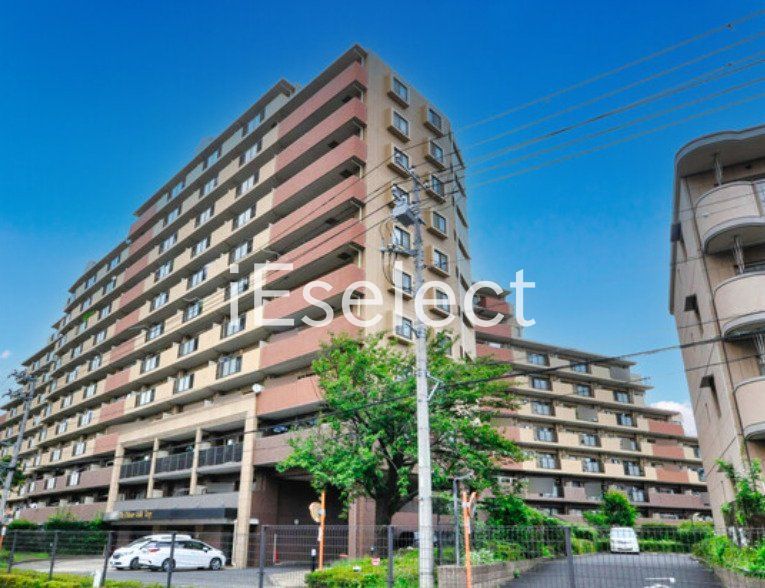 建物外観　周辺には商業施設も多いので生活しやすい場所にございます