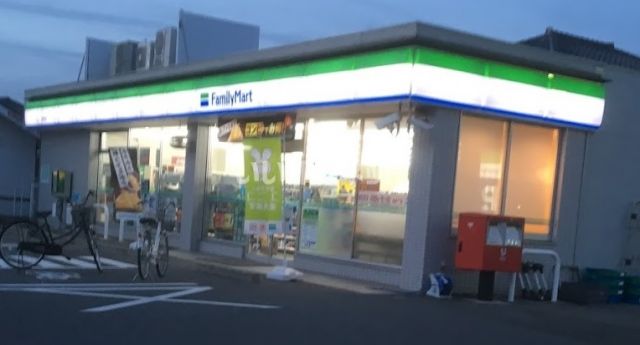 コンビニ　ファミリーマート 緑敷田店（コンビニ）まで722m