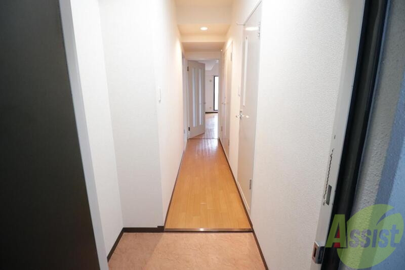 玄関　玄関はいると真っ直ぐに伸びた廊下です