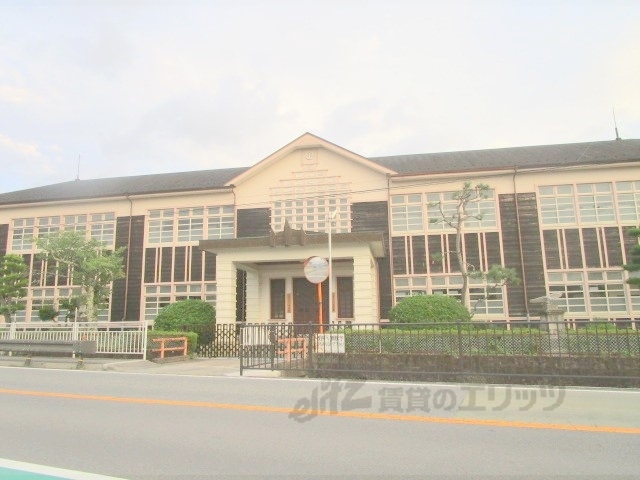 小学校　八上小学校（小学校）まで1000m