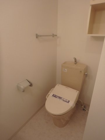 トイレ　温水洗浄便座つきトイレです。
