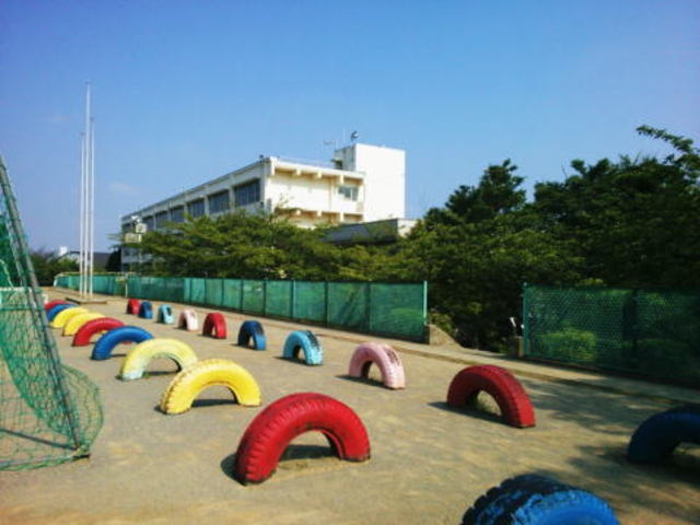中学校　多摩市立諏訪中学校（中学校）まで1196m