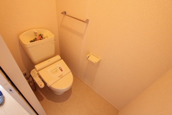 トイレ　温水シャワー付きトイレです