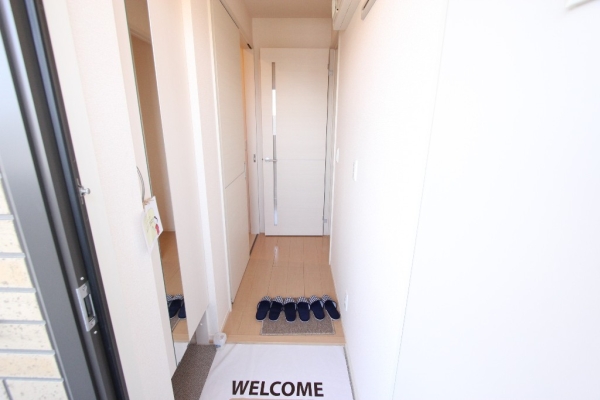 玄関　玄関を入るとホールがあります