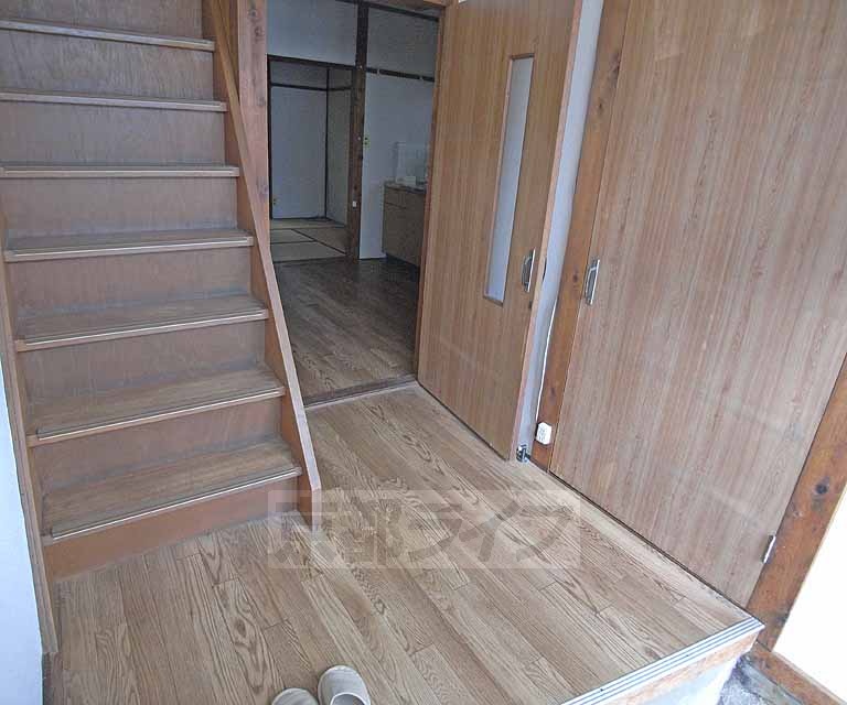 その他部屋・スペース　玄関開けると階段があります。