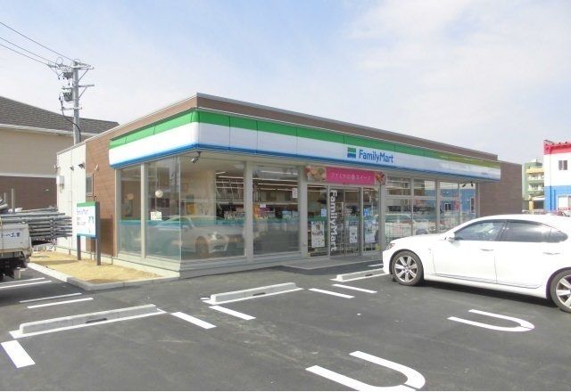 コンビニ　ファミリーマート　築捨店（コンビニ）まで767m