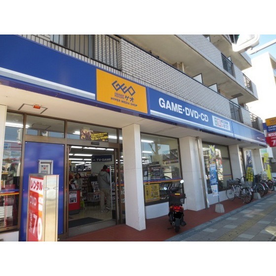 レンタルビデオ　ゲオ横浜六浦店（レンタルビデオ）まで896m