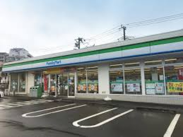 コンビニ　ファミリーマート鶴見荒立店（コンビニ）まで550m