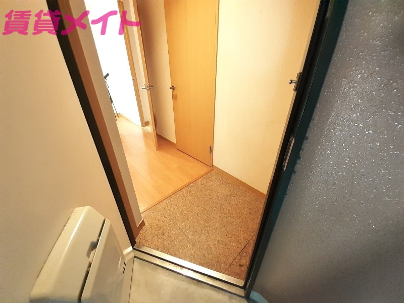 玄関　同建物別部屋写真です