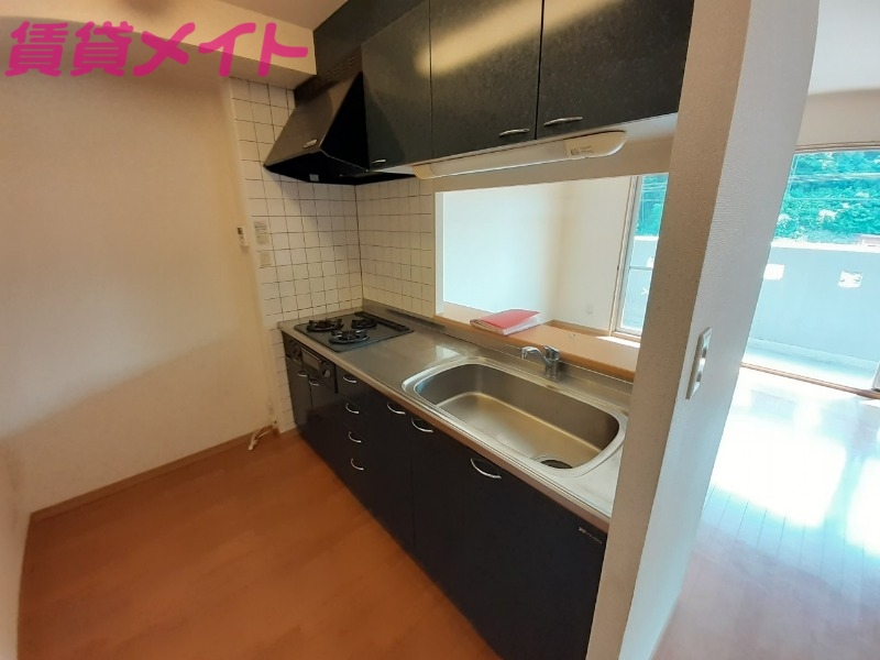 キッチン　同建物別部屋写真です