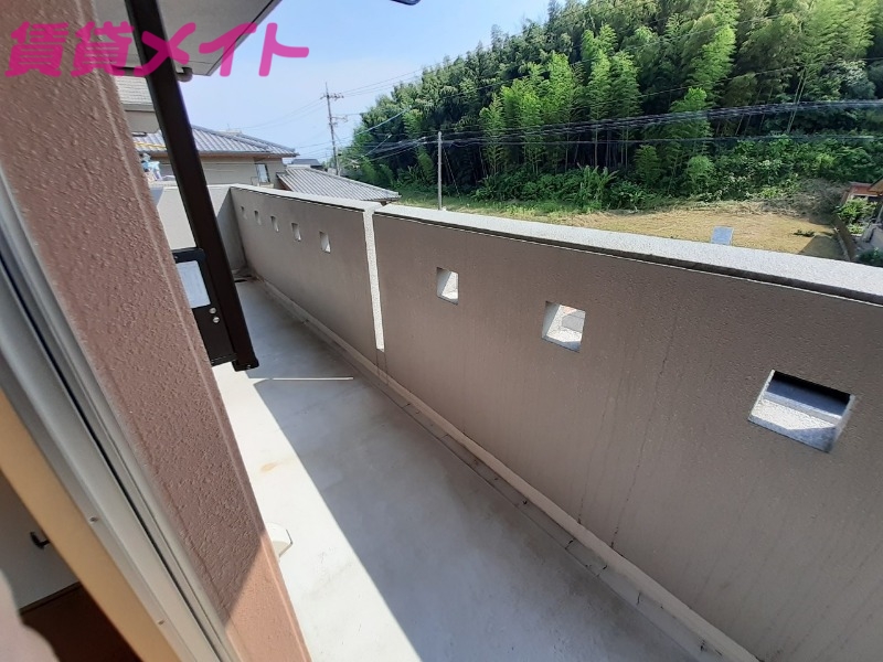 バルコニー　同建物別部屋写真です