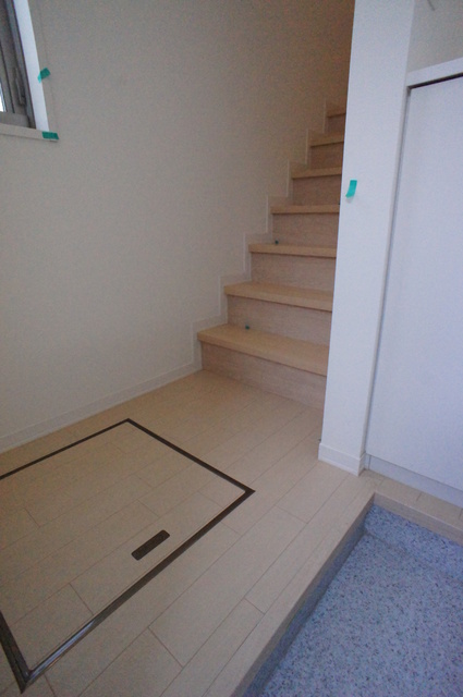玄関　玄関入ると直ぐ２階に繋がる階段があります。