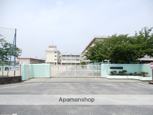 小学校　岡山市立芳泉小学校（小学校）まで836m