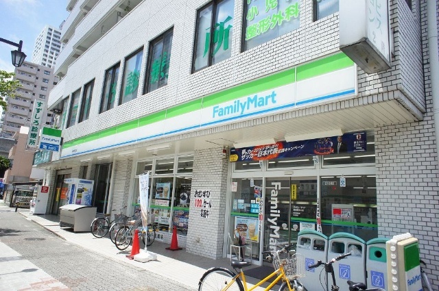 コンビニ　ファミリーマート練馬駅西口店（コンビニ）まで182m