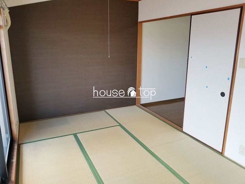 その他部屋・スペース　和室にはオシャレなアクセントクロスが施されていますよ♪