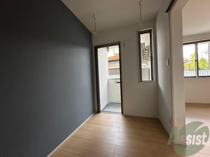 その他部屋・スペース　寝室はこちらです。バルコニーは奥にございます。