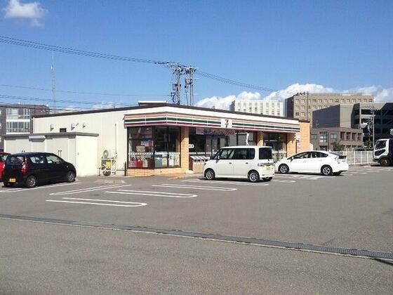 コンビニ　セブンイレブン金沢鞍月４丁目店（コンビニ）まで289m