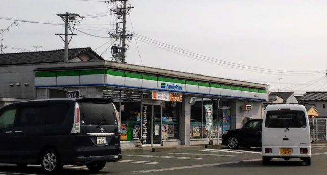 コンビニ　ファミリーマート　菊川加茂店（コンビニ）まで300m