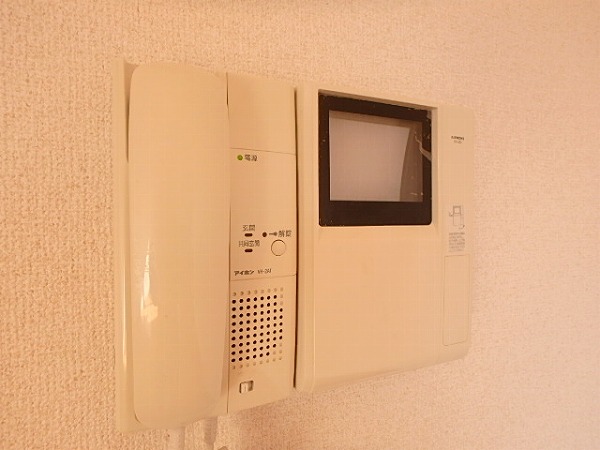 セキュリティ　訪問者がモニターで確認できるインターフォンで安心です。
