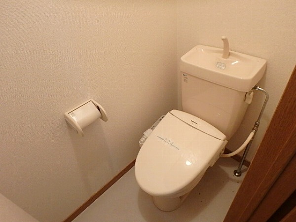 トイレ　温水シャワー付きトイレでいつでも快適です。