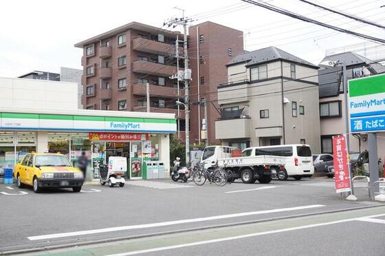 コンビニ　ファミリーマート小豆沢二丁目店（コンビニ）まで327m