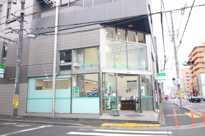 コンビニ　ファミリーマート（コンビニ）まで300m
