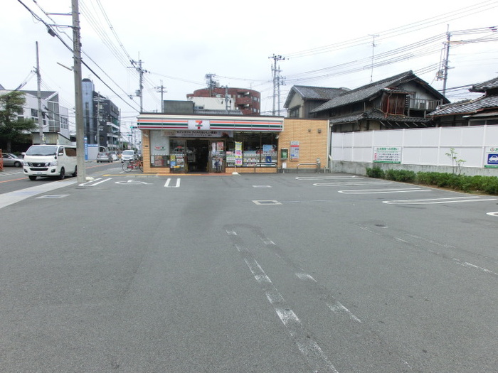 コンビニ　セブンイレブン（コンビニ）まで305m