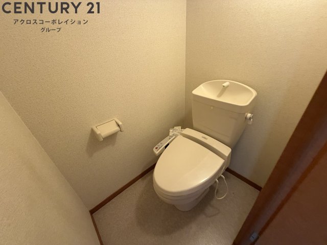 トイレ　温水洗浄便座付きのトイレです♪