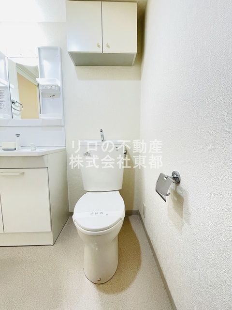 トイレ　上部の小物入れへ収納可能です☆