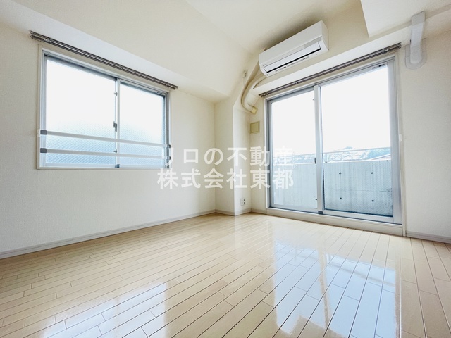 居室・リビング　２面採光なので、明るく風通しのよい過ごしやすいお部屋です♪