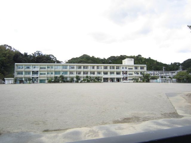 小学校　伊勢市立進修小学校（小学校）まで349m