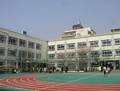 小学校　新宿区立落合第二小学校（小学校）まで452m