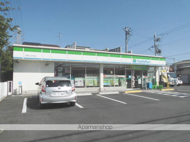 コンビニ　ファミリーマート（コンビニ）まで731m