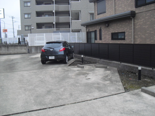 駐車場　駐車場空無し