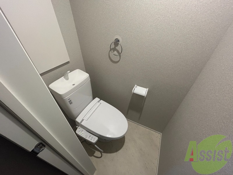 トイレ　広めのトイレです。嬉しい収納もございます。