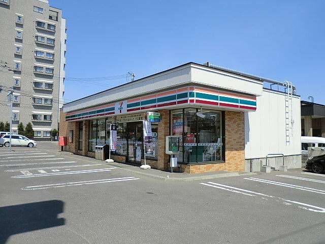 コンビニ　セブンイレブン札幌月寒東3条店（コンビニ）まで298m