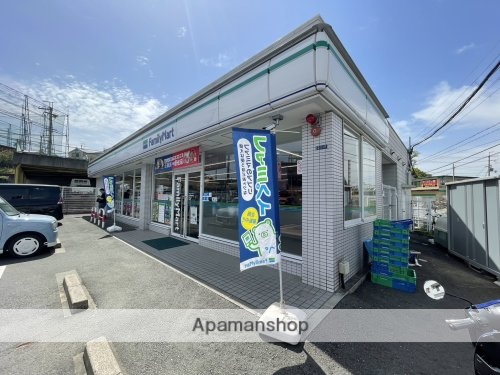 コンビニ　ファミリーマート　奈良鶴舞東町店（コンビニ）まで742m